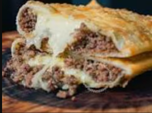 Massa de pastel frita recheada com carne, queijo e presunto.