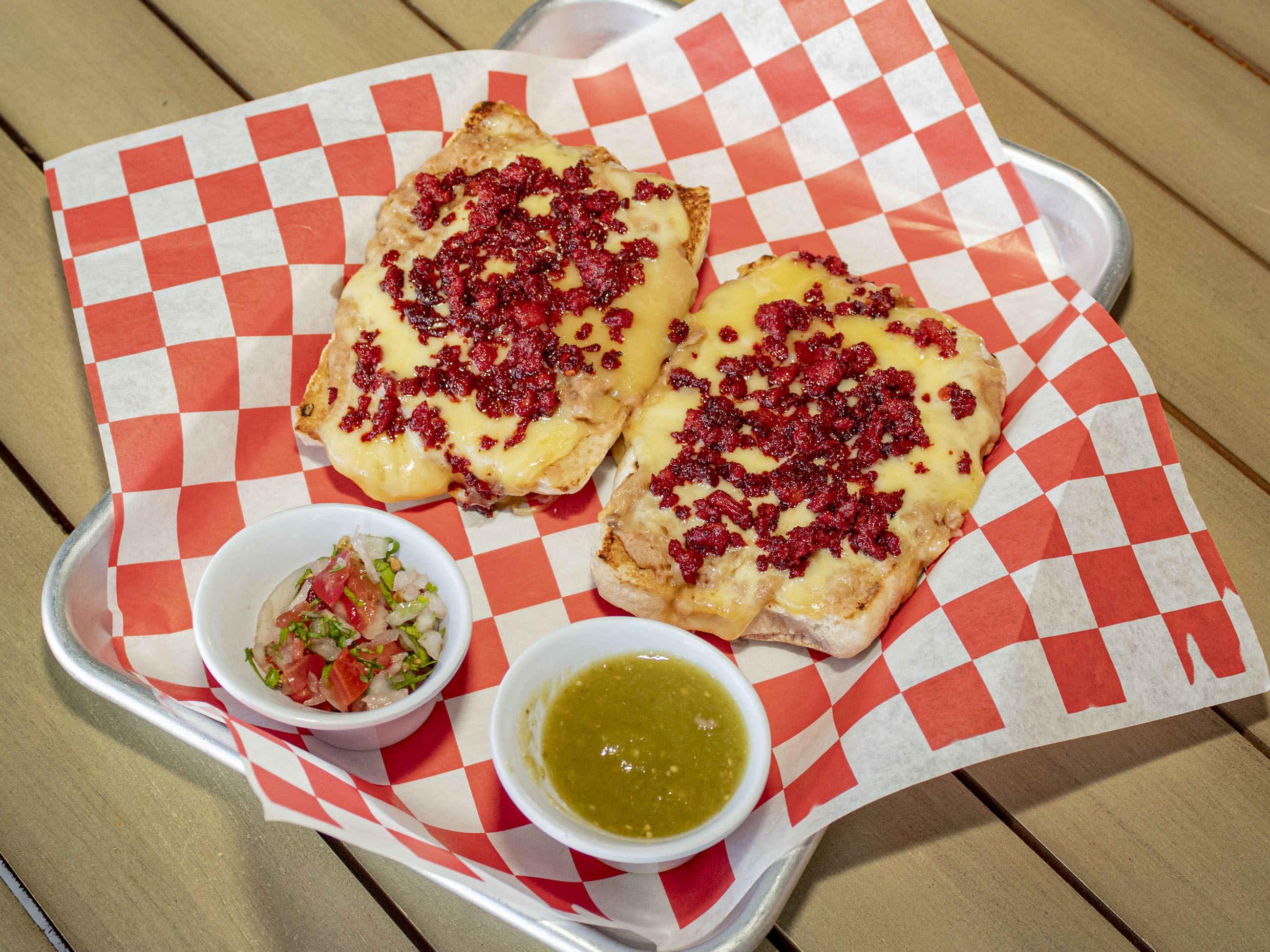 Molletes con chorizo