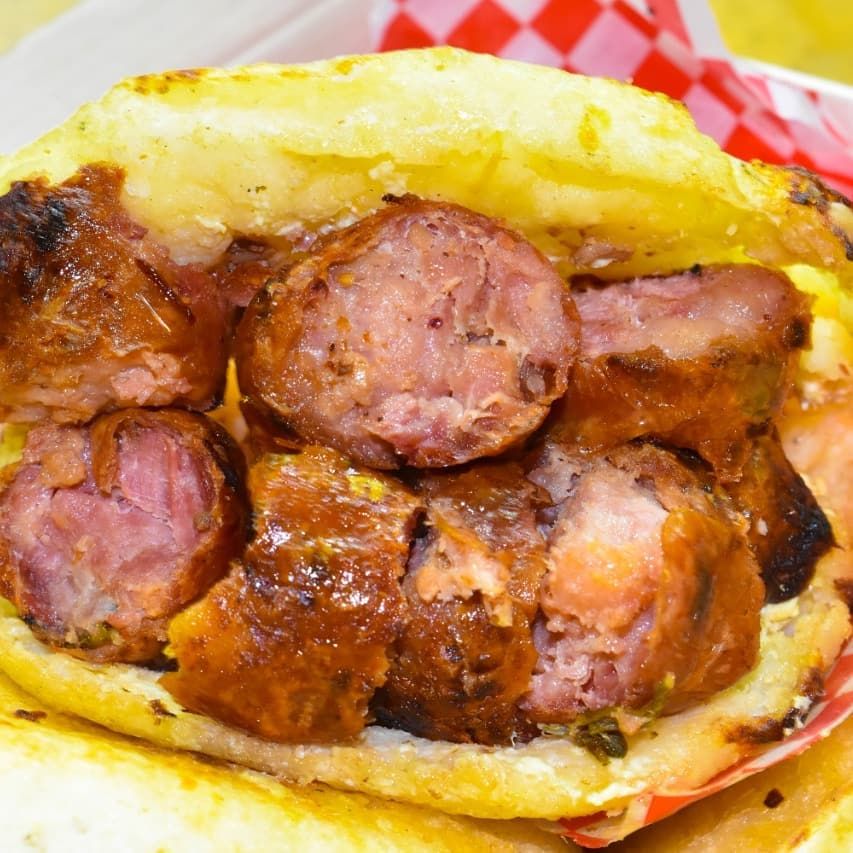 Arepa Asada Rellena con Chorizo
