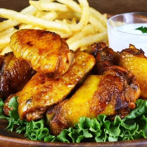 Alitas con Papas