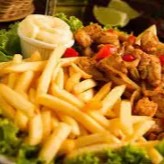 Deliciosa porção de frango em tiras temperadas e empanadas.