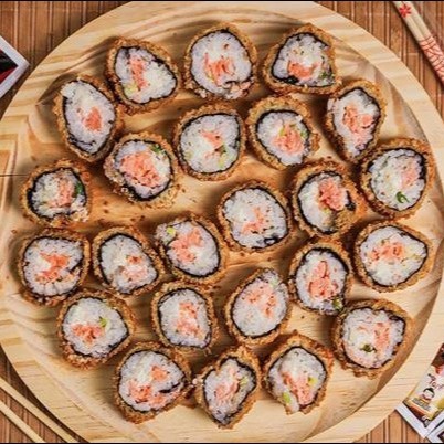 Alga, arroz, salmão, cream cheese, cebolinha, empanado na farinha panko e frito.