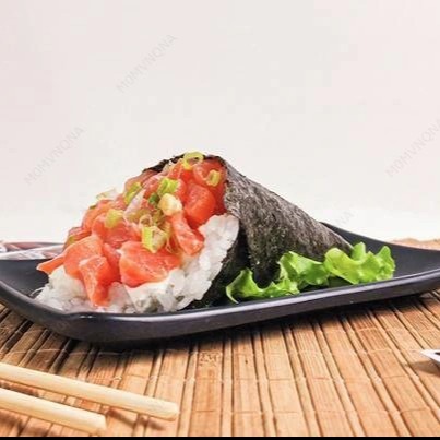 Arroz, salmão, cebolinha, cream cheese.