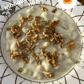 Desfrute de nosso irresistível Inhoque artesanal, uma autêntica obra-prima italiana. Cada mordida revela uma perfeita união entre a maciez do inhoque e a cremosidade intensa do molho de gorgonzola. Para completar, adicionamos nozes crocantes que conferem uma textura incrível e um sabor único. Uma delícia que agrada os paladares mais exigentes. Experimente nossa especialidade na categoria 'Massas A