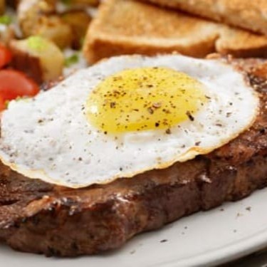 O Melhor Bife A Cavalo Da Região Esta Aqui, E Eu Posso Provar. Acompanhamento: Arroz Feijão E Farofa. ............................................................Tags...................................................  Marmita, Bife A Cavalo, Suculento, Batatas Fritas, Salada, Promo, Off, Perto De Casa