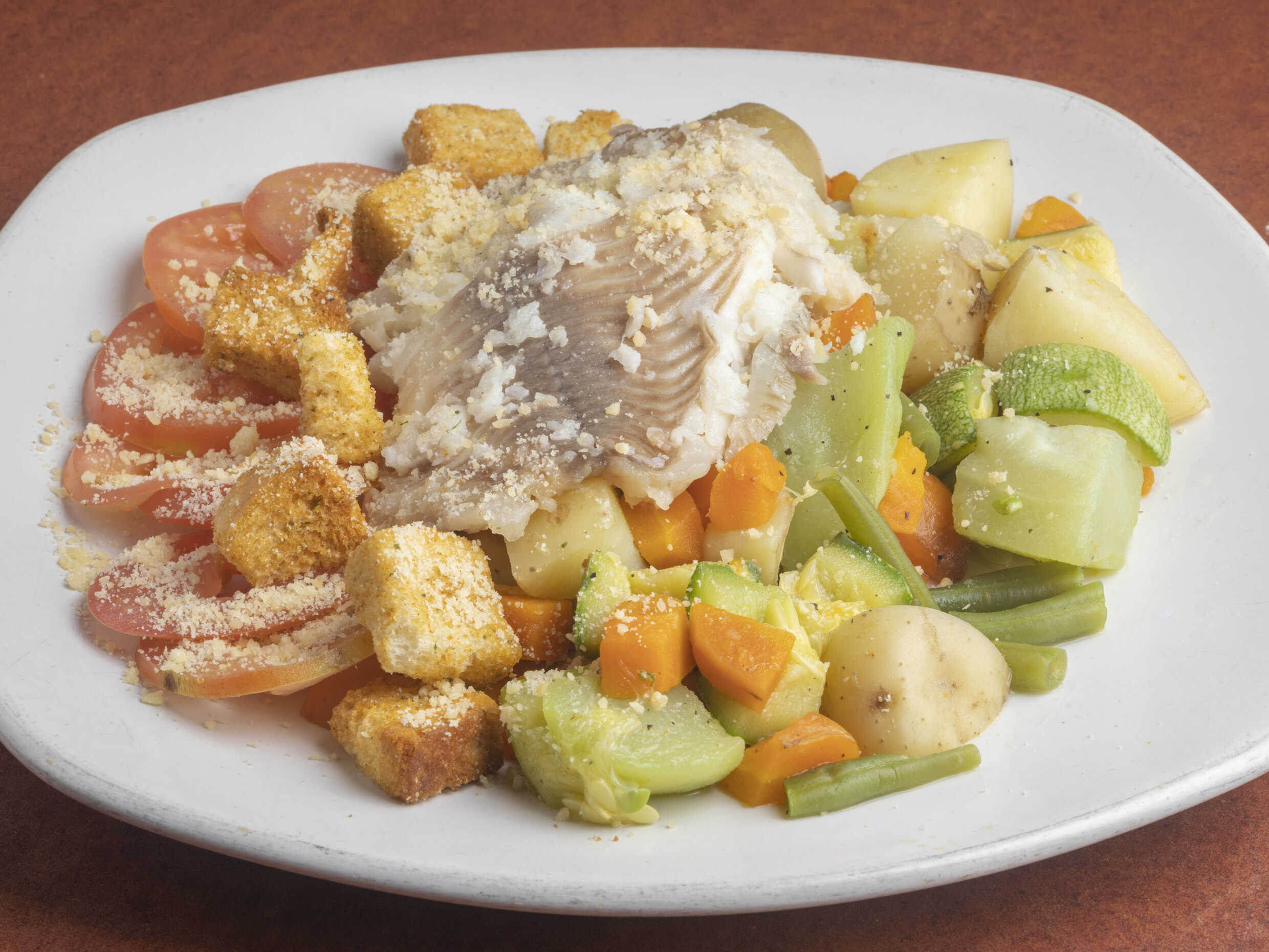 Ensalada de verduras cocidas con pescado al vapor