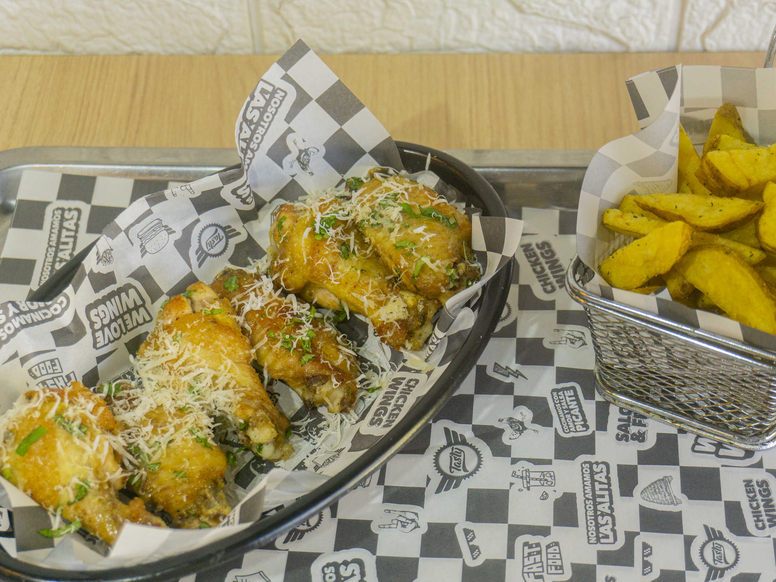 Combo Hot Wings Italiana con Papas Tasty