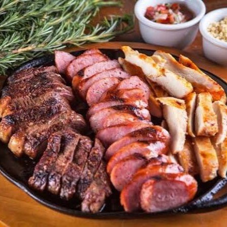 Carnes que acompanham:  Alcatra/Contra Filé, Filé de Frango e Linguiça Toscana Temperada.  Tudo da melhor Qualidade e Entrega Rápida.