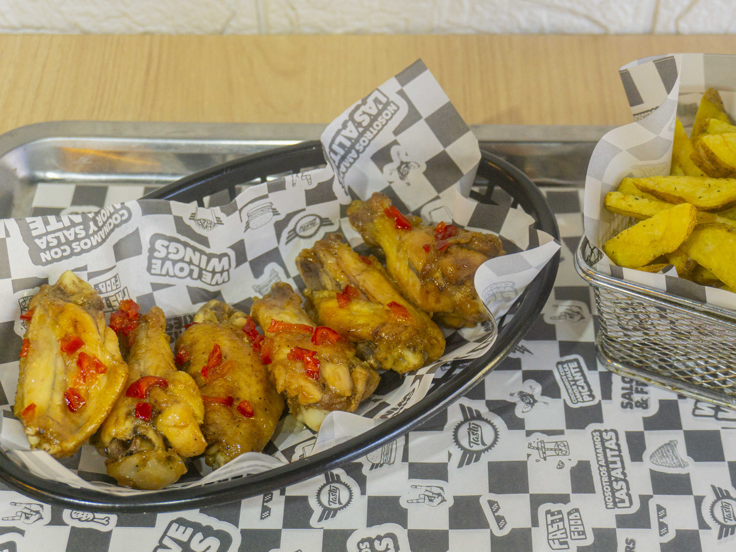 Combo Hot Wings Miel Picante con Papas Tasty
