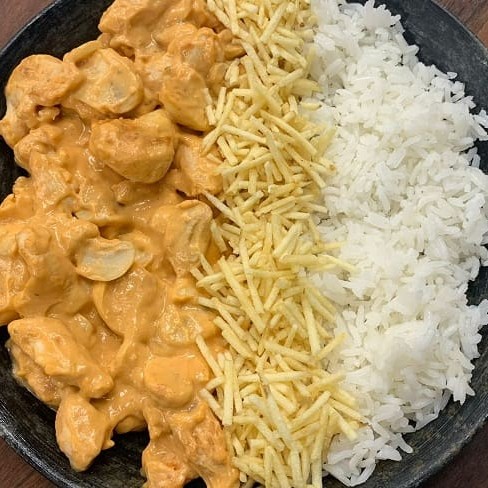 Se Você provar Não vai me esquecer nunca!  Deliciosos cubos de peito de frango grelhados com molho strogonoff...  Acompanhado de arroz soltinho, e Batata Palha crocante.  Marmita 800grs