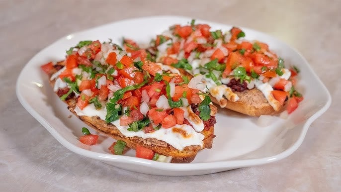 Molletes de Frijoles con Queso