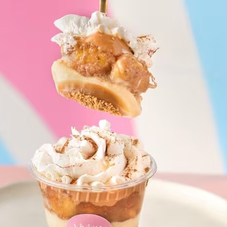 Deliciosa Banoffe feita com farofa crocante de biscoito Maisena, doce de leite artesanal, creme de leite condensado, banana caramelizada e chantilly.