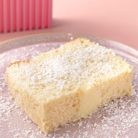 Bolo pão de ló baunilha bem fofinho e molhadinho com delicioso recheio 4 leites, envolto com flocos de coco.