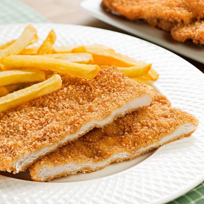 Filé de frango empanado  e frito. Acompanha Feijão preto, arroz branco, farofa da casa e batata frita. Refeição individual servida em uma marmita de 750ml