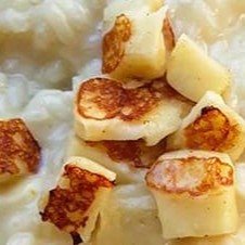 Todos os nosso risotos são elaborados com caldo de legumes feito na casa e fiarroz arborio finalizado com pamesão e mussarela(aproximadamente 600 grama)