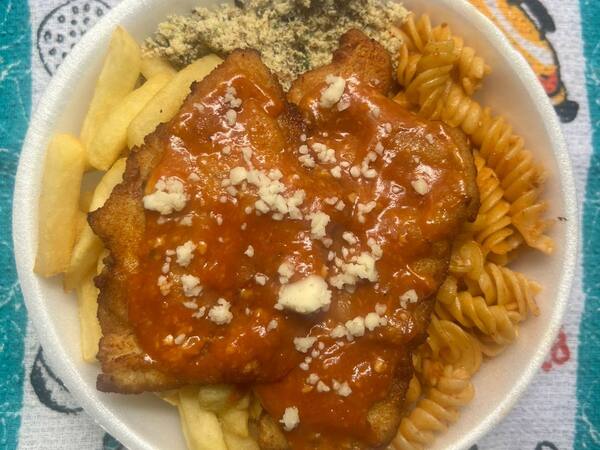 Na marmita vem - Arroz, feijão, macarrão, filé de frango à parmegiana e fritas. Favor colocar nos comentários o que queira retirar de cada.