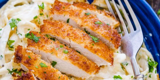 Fettuccini Pomodoro con Pollo Crujiente