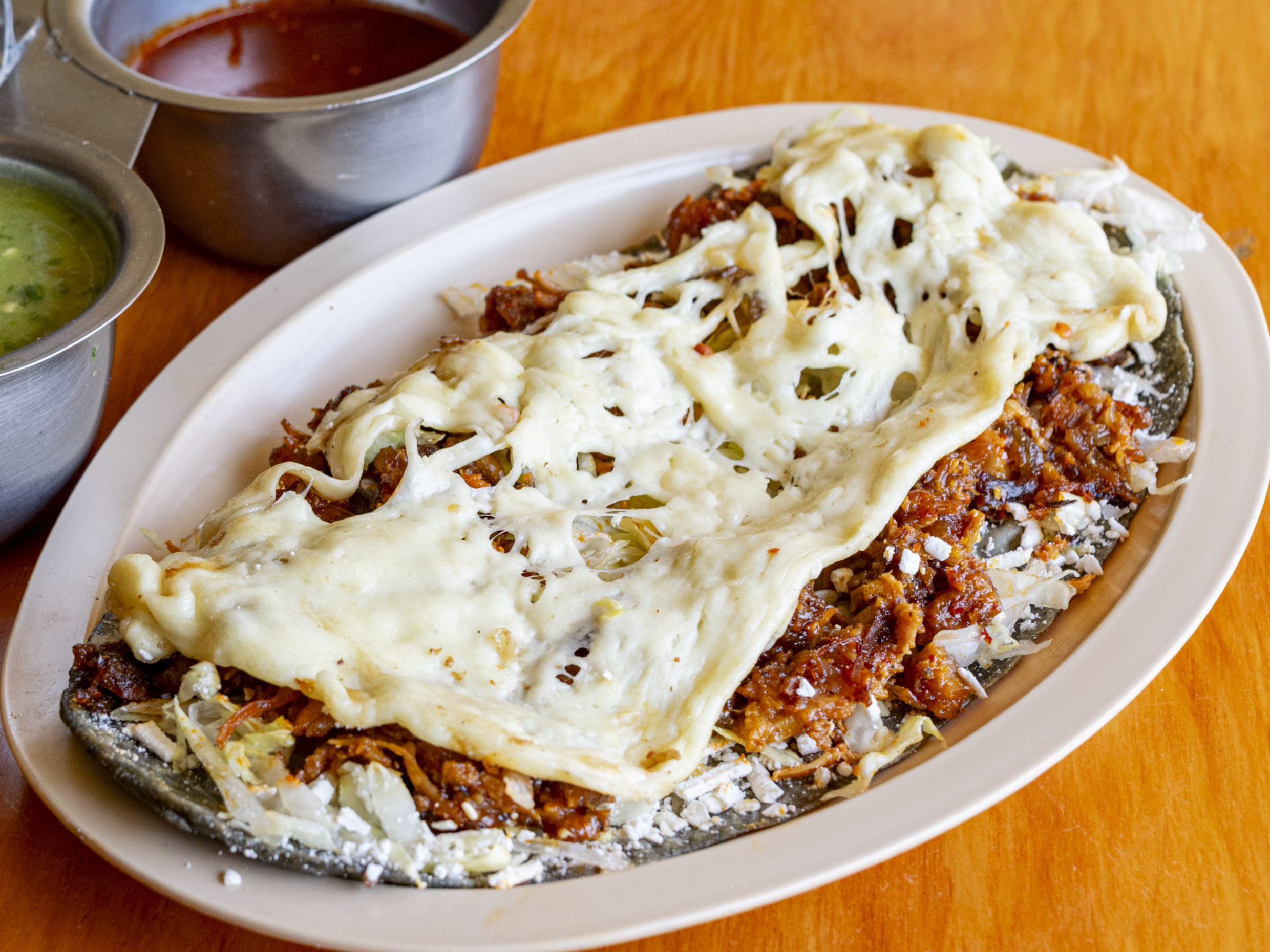 Huarache de Chicharrón con Queso