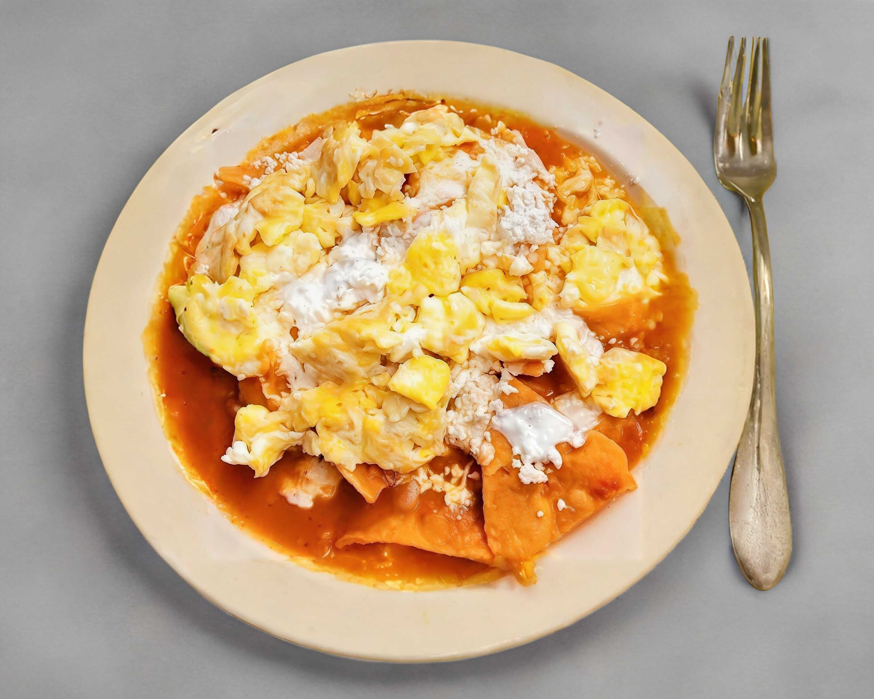 Chilaquiles Rojos Pollo Marinado/ Huevo Revuelto