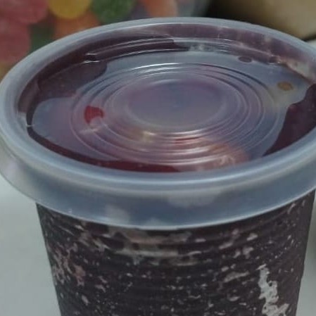 Açaí henriquecido com banana e morango. Por se tratar de um produto feito com frutas, pode sofrer variações em seu sabor e coloração conforme a safra.