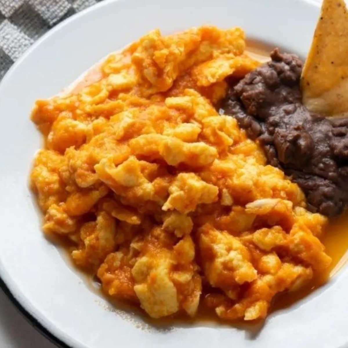 Huevo en Salsa Roja