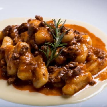 Nhoque de Batata Doce, Inglesa ou aipim com ervas finas com uma combinação perfeita com carne! Feito a base de molho de tomates fresco com molho barbecue e 100g de filé mignon suíno em tiras. Prato 250g de Nhoque com 250ml de molho.