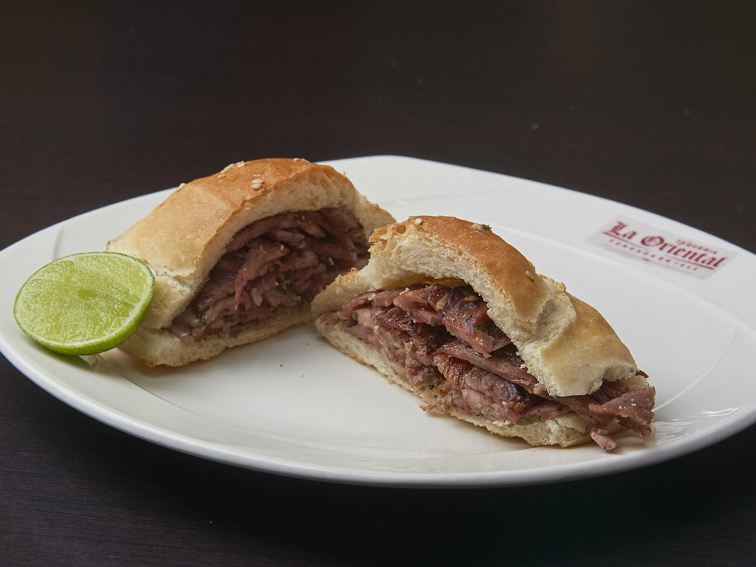 Cemita con queso y carne árabe