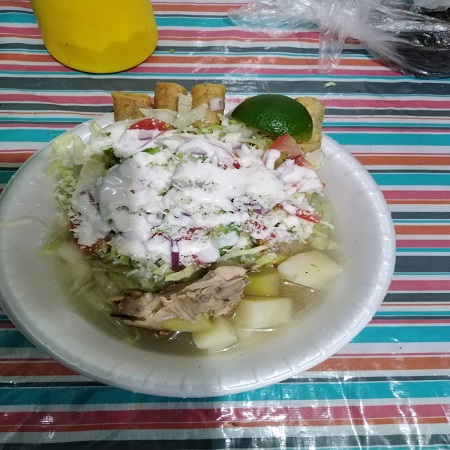 Orden de tacos dorados de pollo con consomé