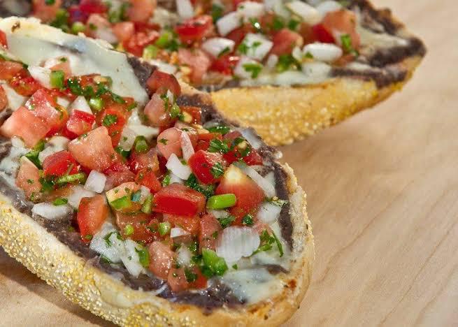 Molletes de Frijoles con Queso Gratinado