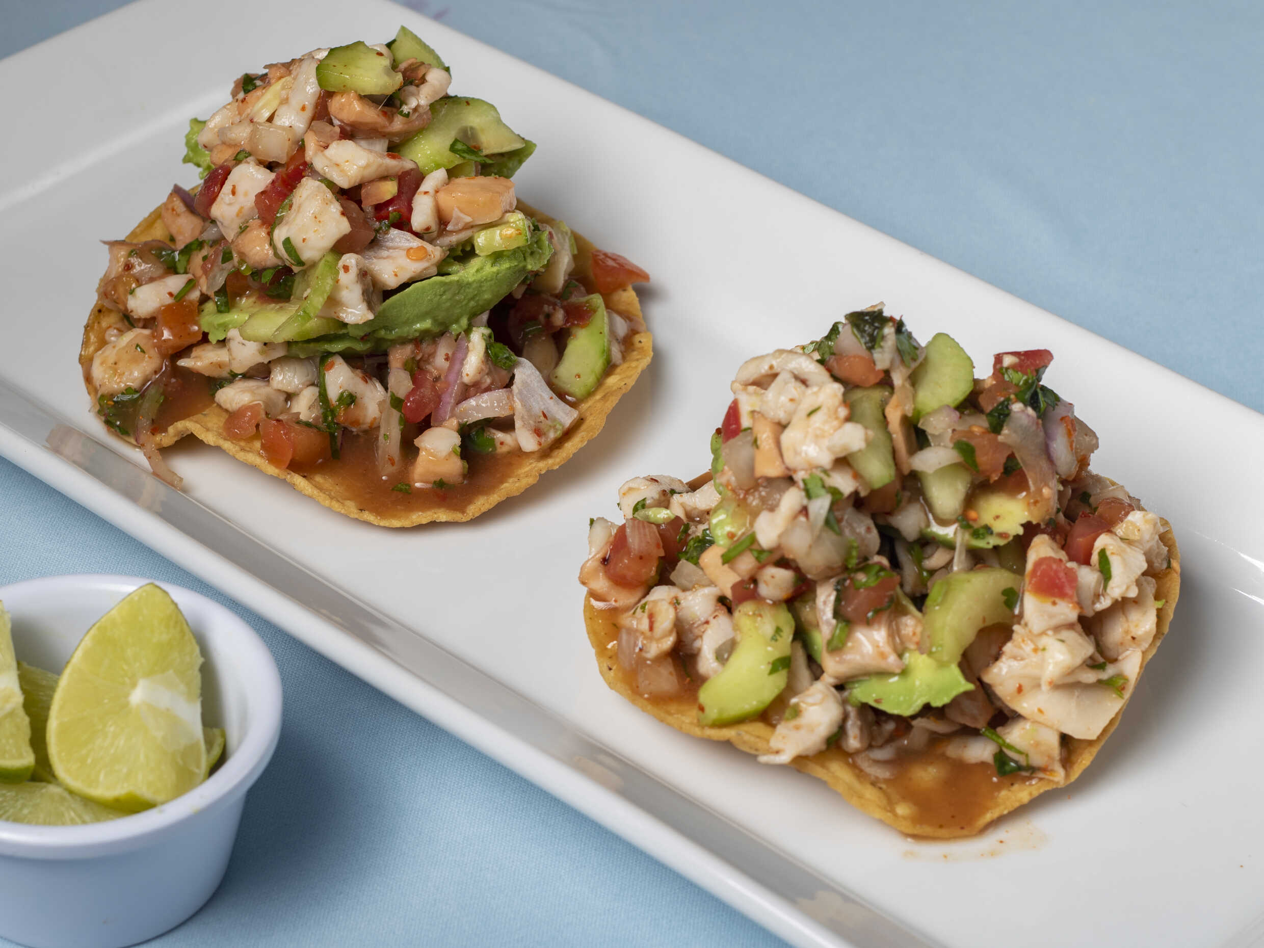 Tostadas de Pescado + Agua de Limón.