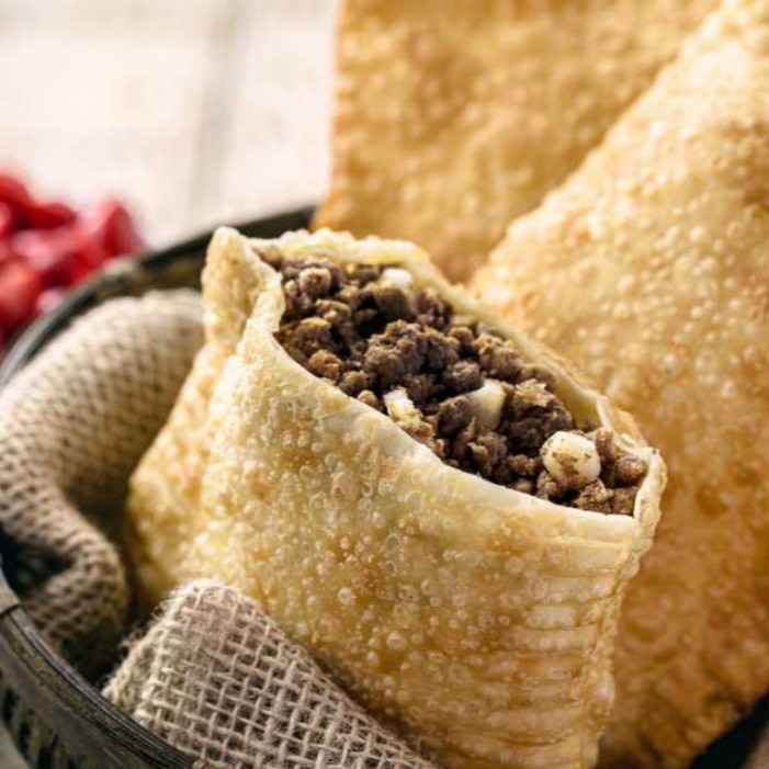 Delicioso pastel recheado com carne moída temperada e bem suculenta, servido quentinho e crocante. Apetitoso e irresistível!