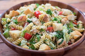 Ensalada Cesar con Pollo y Pasta