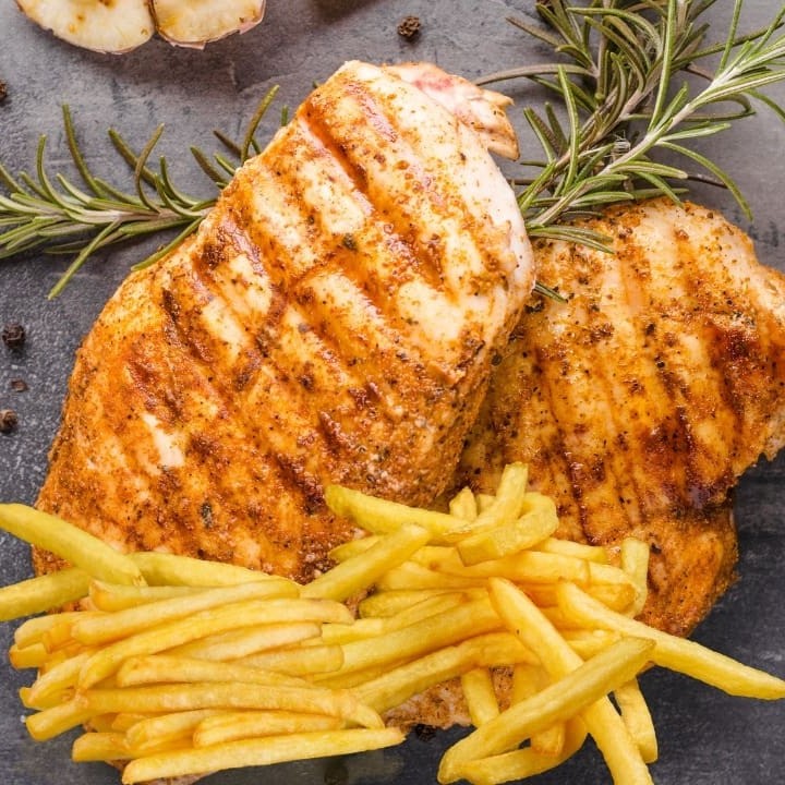 Filé de frango suculento, leve, saldável e delicioso, cortado em um bife, acompanhado de um arroz incrivelmente soltinho e um feijão cuidadosamente temperado para agradar seu paladar. Acompanha crocantes batatas fritas, e porção de farofa, tornando este prato um dos mais pedidos do nosso almoço. . Refeição servida em uma marmita redonda de 750ml . Nossas refeições são ideais para uma pessoa.  Caso