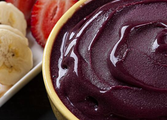 escolher entre calda morango ou chocolate / adicionais- amendoin, granola e granulado.