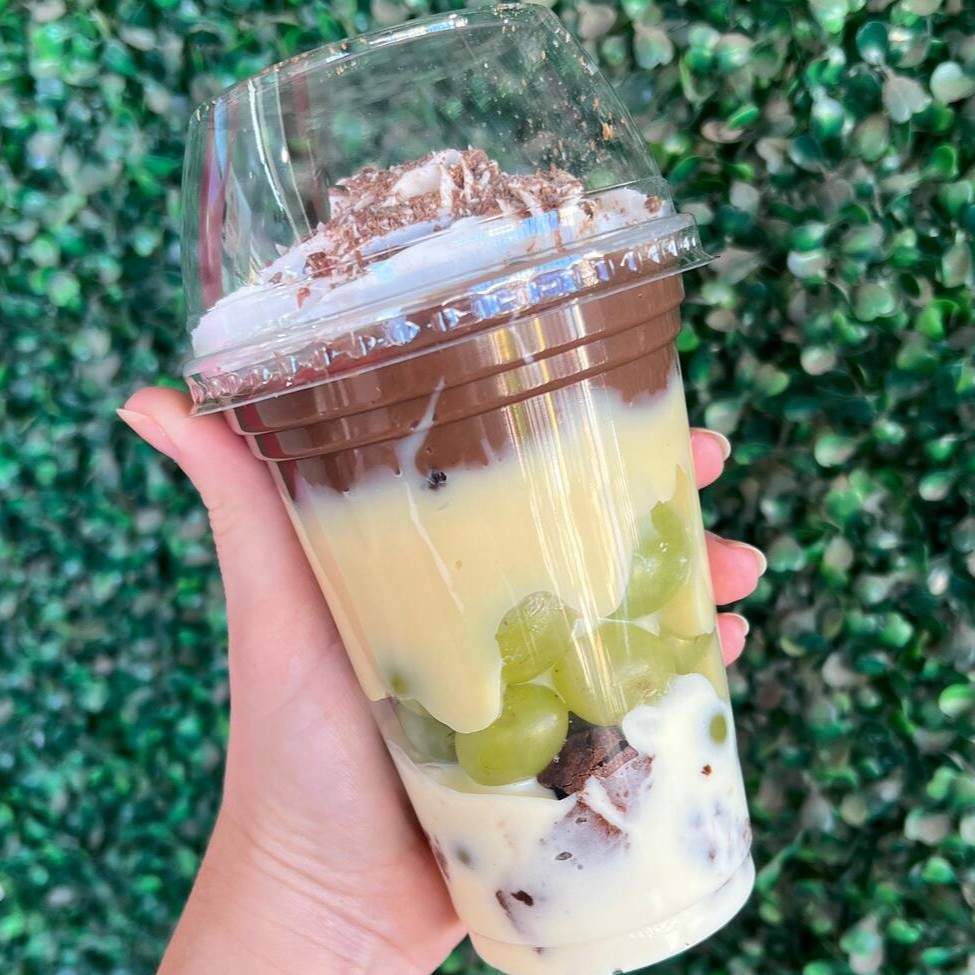 ➡️ Duo com Uva - Creme de ninho, Uva, Brownie, Brigadeiro, Brigadeiro Branco, Brigadeiro de Chocolate e Chantilly.