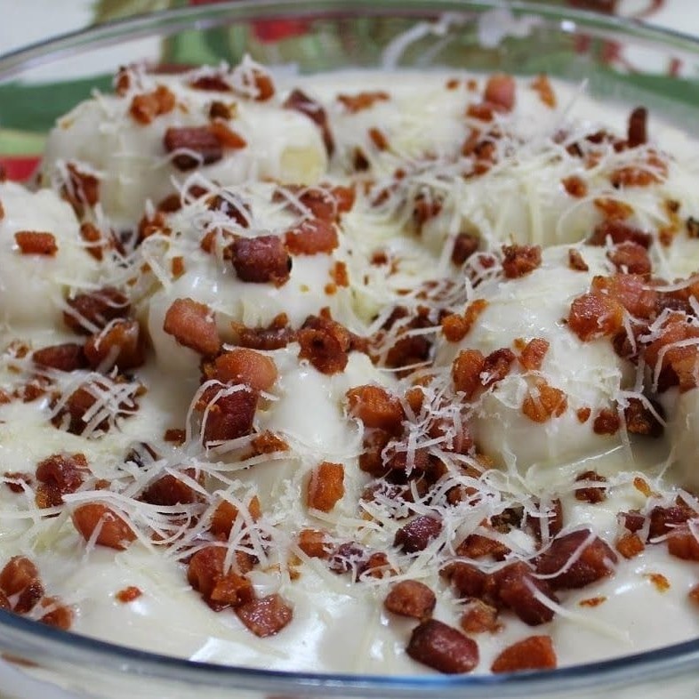 Apresentamos nosso artesanal 'Nhoque de Calabresa ao Molho Branco'. Este prato, primorosamente elaborado, apresenta o nhoque de Batata Asterix, macio e saboroso, generosamente envolto em um molho Bechamel caseiro, ricamente temperado. Acrescentamos a ele uma dose generosa de Provolone, que se funde maravilhosamente com a Linguiça Calabresa Defumada, cortada em cubos para realçar seu sabor autêntic