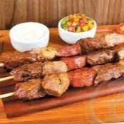 1 ESPETO DE CARNE BOVINA- CARNE SUINA - LINNGUIÇA CALABRESA FEITOS NA CHAPA. .