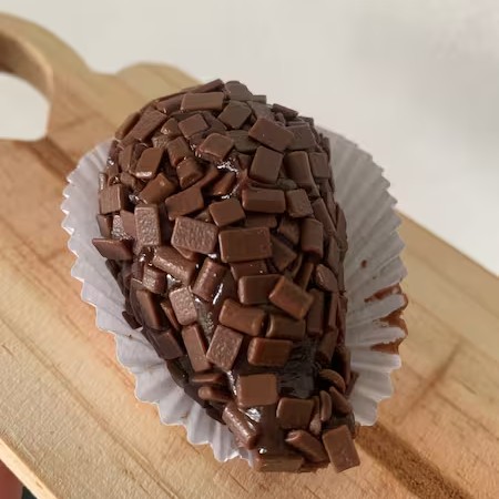 Docinho de brigadeiro com morango.