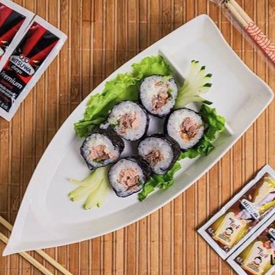 Alga, arroz, cebolinha, cream cheese, pele de salmão grelhado