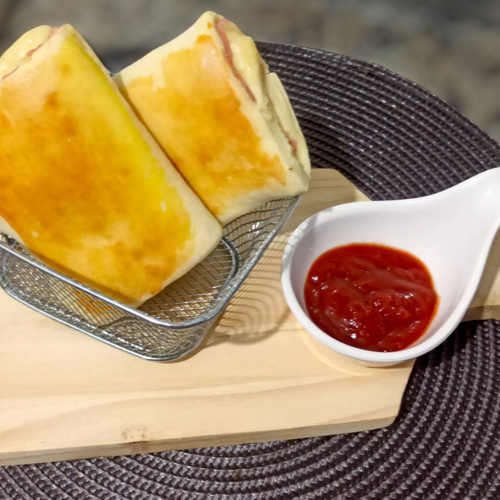 Recomendação do Cheff, massa fresca e leve, com presunto e muçarela derretida.