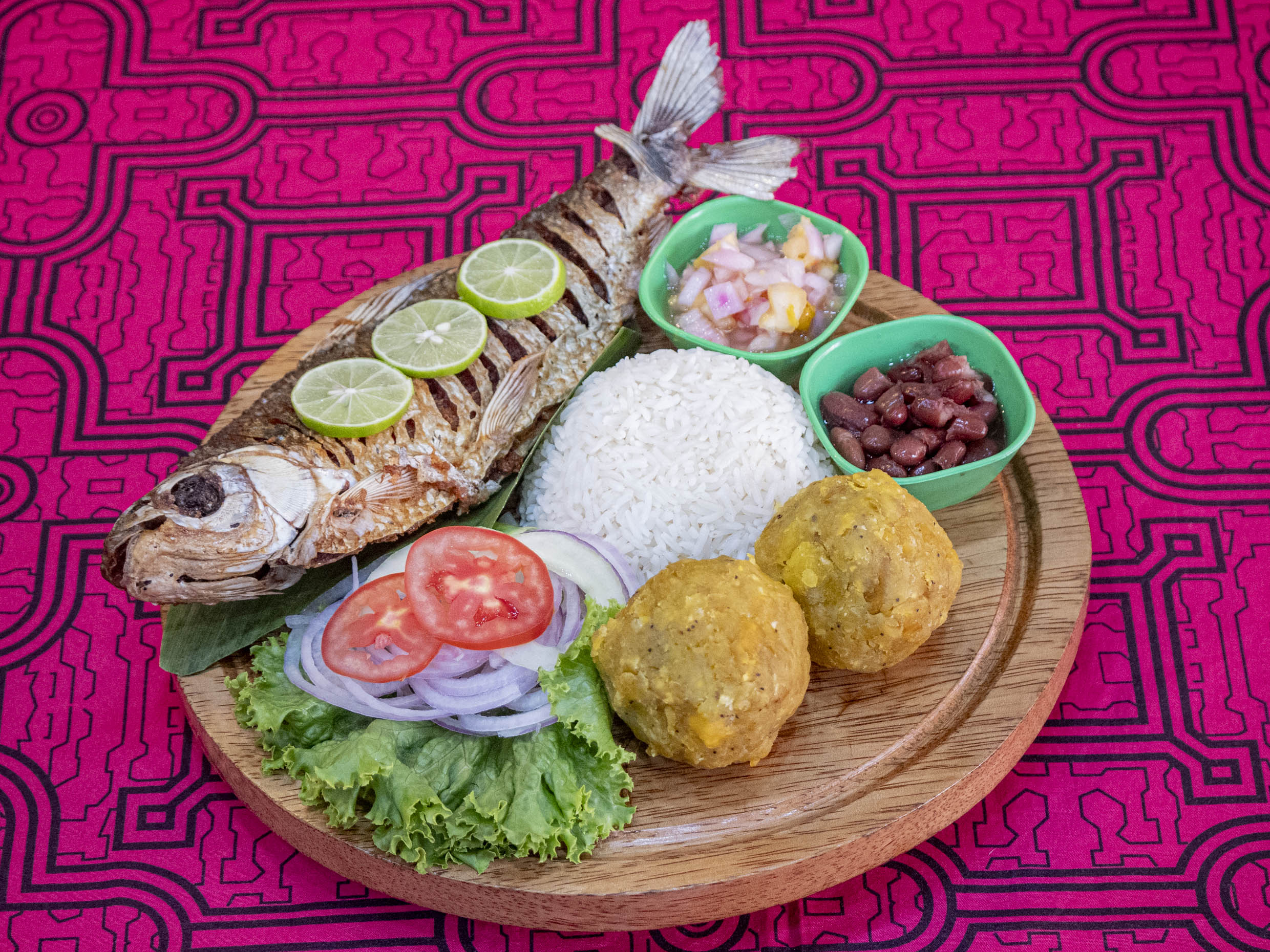 Bocachico Frito con Arroz y Tacacho