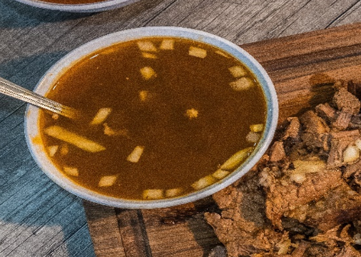 Consomé con Carne