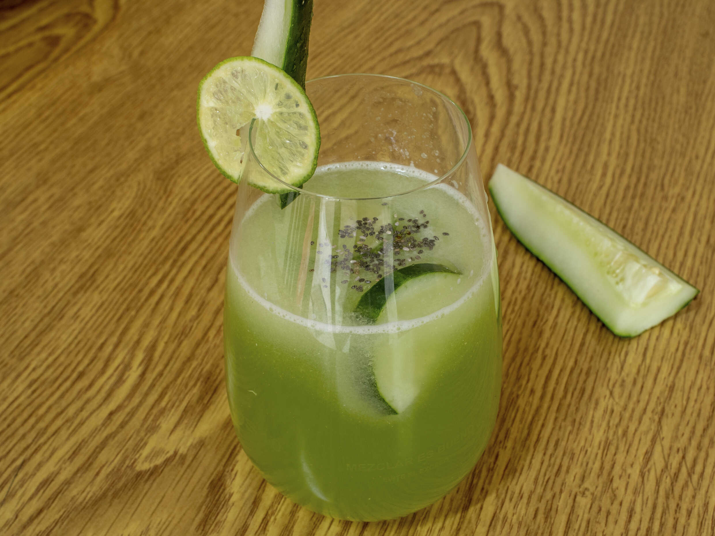 Agua Pepino con Limón y Chía 1/2