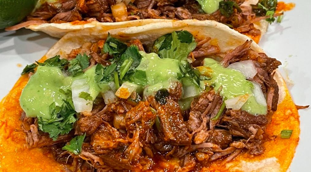 Taco Birria Maíz con Guacamole