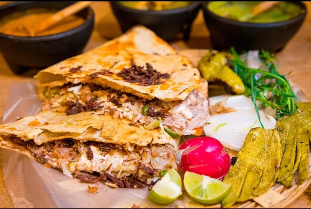 Tlayuda con Chapulines
