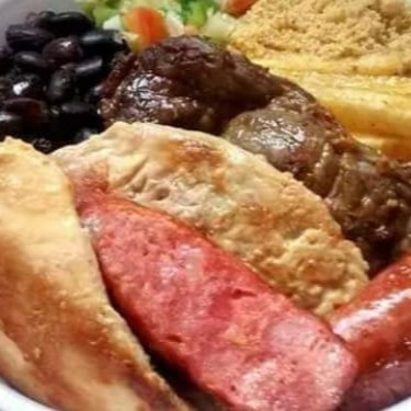 Acompanha: Arroz, Feijão bem temperado, Batata Frita, Farofa e Salada do Dia. Churrasco: Carne Alcatra, Frango e Linguiça Perdigão. Todo produto de qualidade. Entrega em até 20 minutos A quentinha é montada na Hamburgueira  numero 2