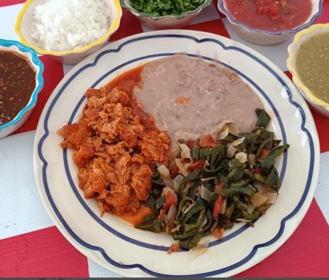 Orden:2 Guisados Elegir+ Frijoles+Tortillas a mano