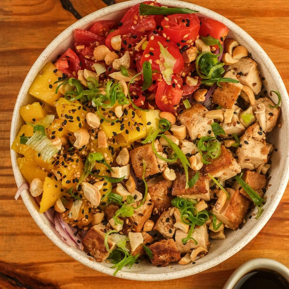 Base de arroz gohan, tofu grelhado, cebola roxa, manga, tomate, finalizados com gergelim, cebolinha e castanha de caju. Acompanha Koa molho teriyaki.