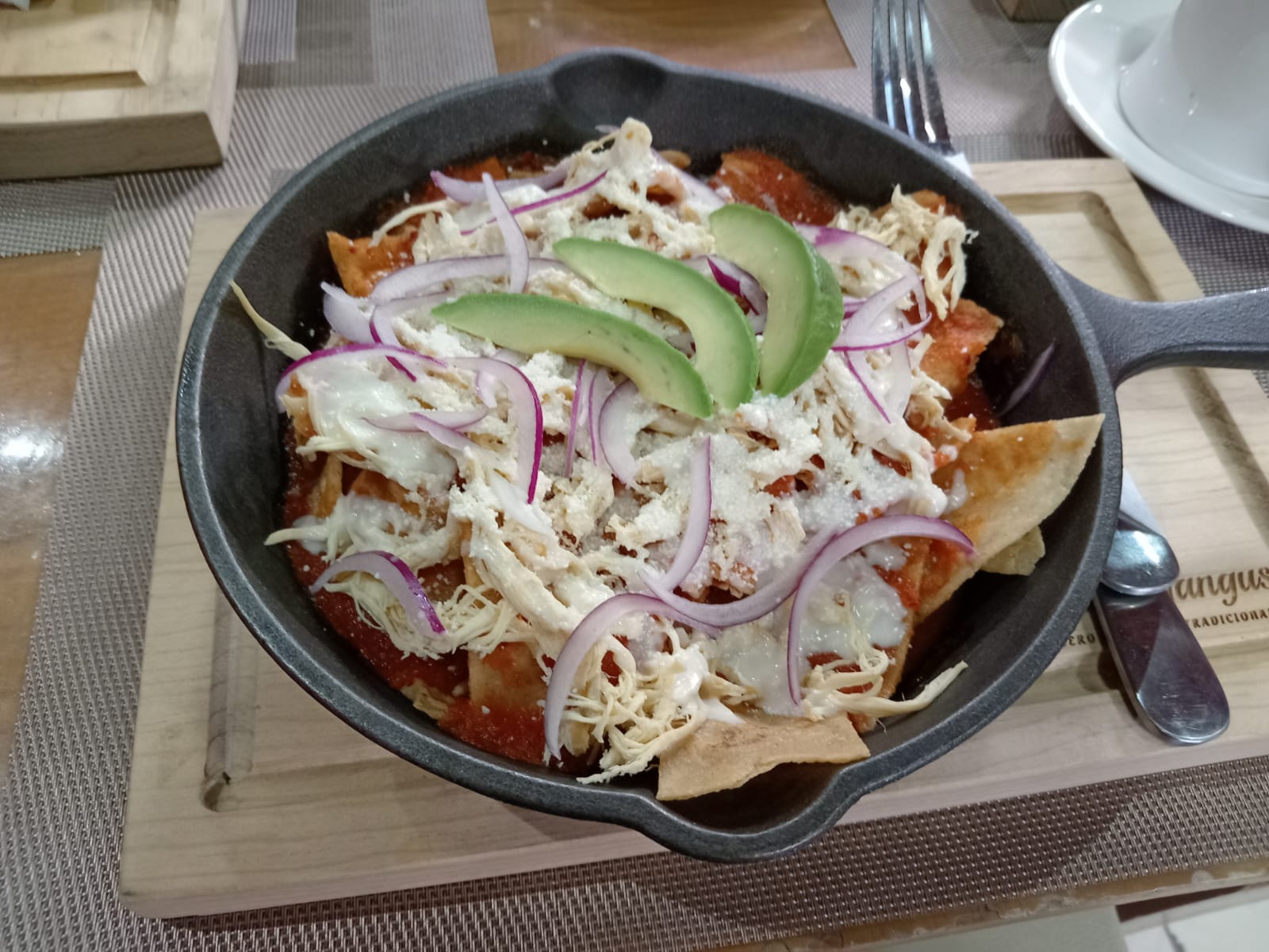 Chilaquiles con Pollo y Coca Cola