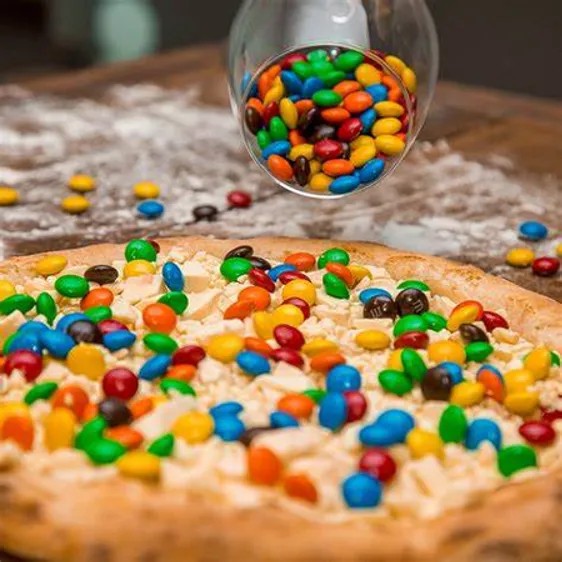 Chocolate branco e confete.